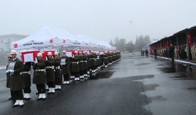 Pençe Kilit Bölgesinde Şehit Olan 9 Asker İçin Tören Düzenlendi